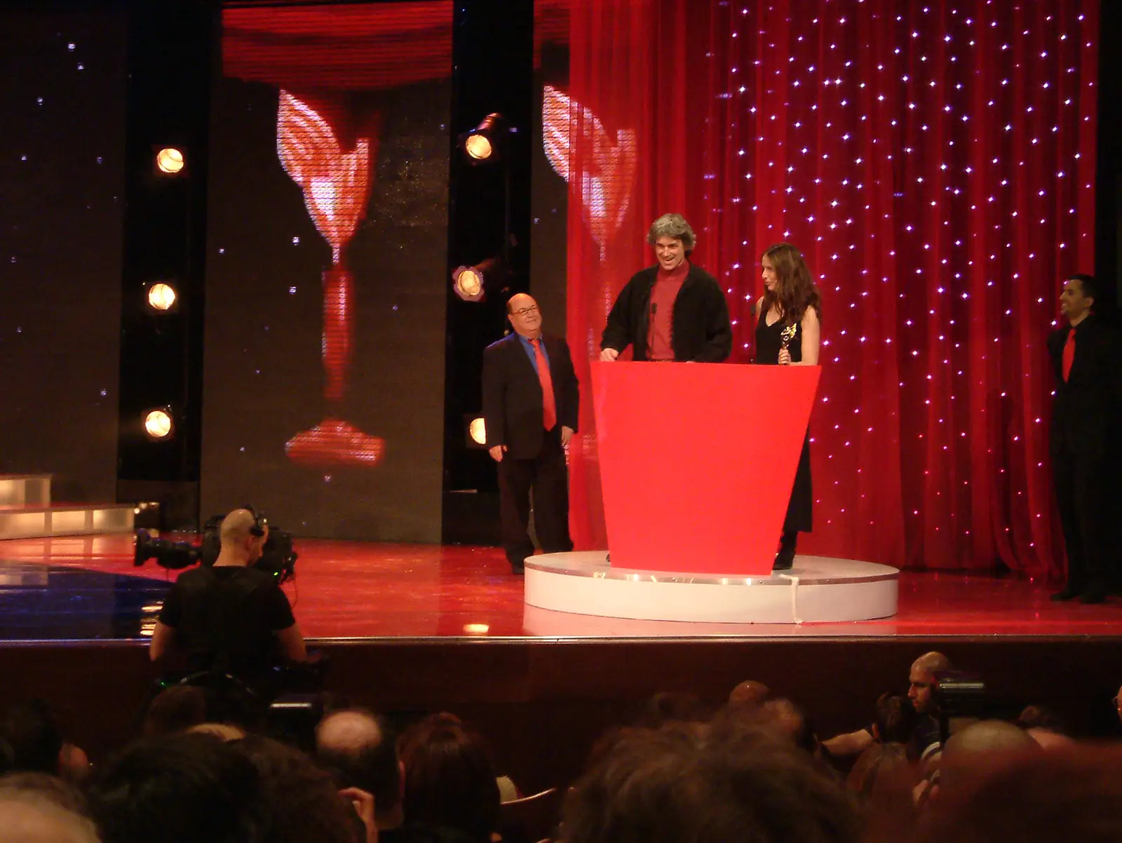 חיותה זוכה בפרס התיאטרון - רוני וירדן מקבלים את הפרס